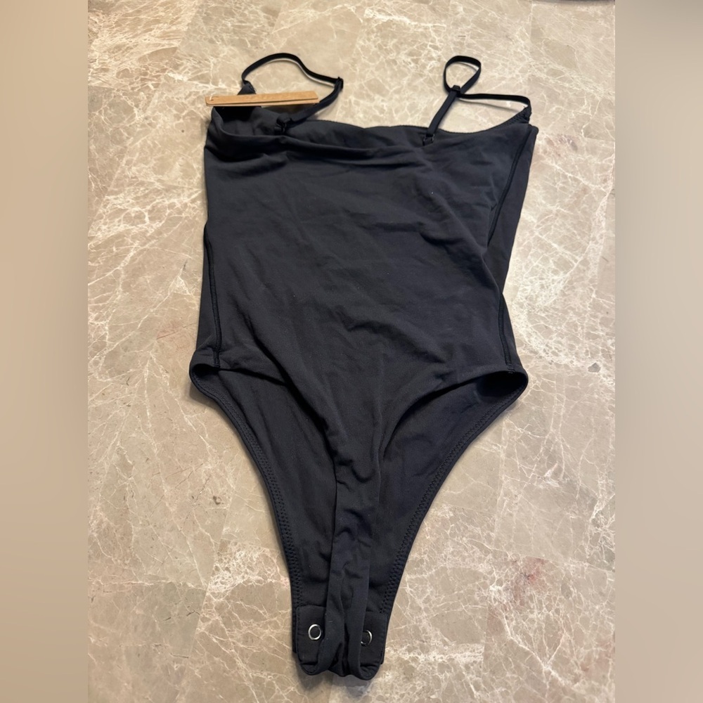 SKIMS FITS EVERYBODY CAMI BODYSUIT - Picture 8 of 16